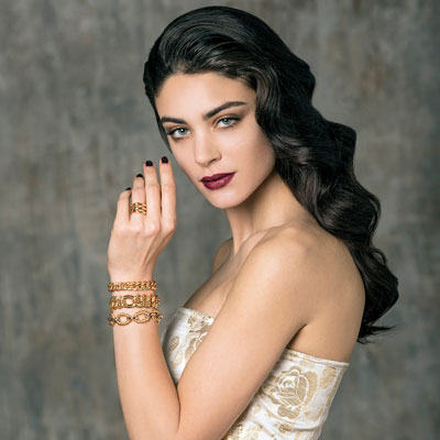 What Finger Does a Woman Wear Her Wedding Band On?