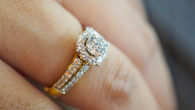 How Should Engagement Rings Fit?